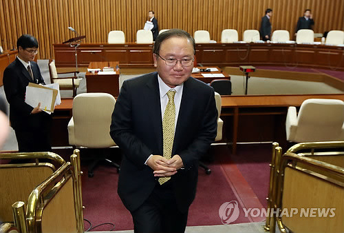 ▲ 이동흡 헌법재판소장 후보자가 22일 오후 국회에서 열린 인사청문회에서 정회가 선언되자 청문회장을 나가고 있다. ⓒ연합뉴스