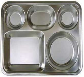 ▲ 국방부 마크 하나를 찍었다는 이유로 가격이 2배 차이나는 스테인레스 식기.