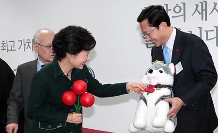 ▲ 박근혜 당선인이 23일 서울 삼청동 대통령직인수위원회에서 사회복지공동모금회에 성금을 전달하고 홍보대사인 브라우니 인형을 만지며 "너 출세했구나"라며 담소를 나누고 있다. 왼쪽부터 김용준 위원장, 박 당선인, 김주현 공동모금회 사무총장, 김석현 대외협력본부장.  ⓒ 연합뉴스