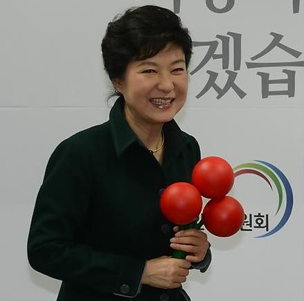 ▲ 박근혜 대통령 당선인이 23일 오후 서울 삼청동 인수위에서 사회복지공동모금회에 성금을 전달하기에 앞서 김주현 사회복지공동모금회 사무총장이 건네준 대형 '사랑의 열매'를 들고 환하게 웃고 있다. ⓒ 연합뉴스