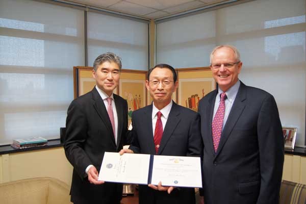 ▲ 왼쪽부터 성 김 주한 미대사, 양영모 국방부 군비검증단장, 美국방부 화생부차관보 파커 박사