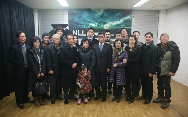 ▲ 'NLL-연평해전' 출연진 및 유가족과 생존자 단체사진.