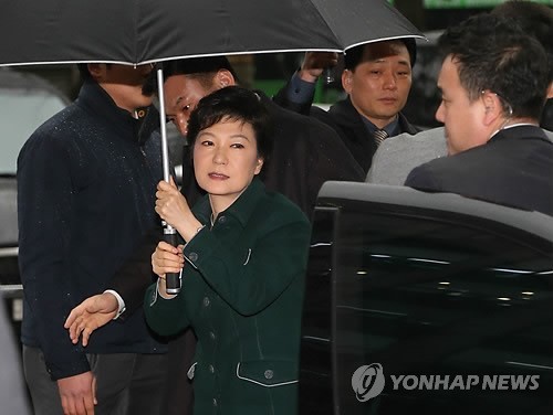 ▲ 박근혜 대통령 당선인이 새누리당 지도부와 오찬회동을 위해 23일 서울 종로구 적선동 한 음식점으로 들어가고 있다. 2013.1.23 ⓒ 연합뉴스