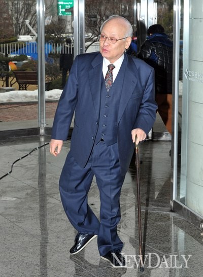 ▲ 김용준 총리 지명자가 24일 서울 삼청동 인수위원회를 나서고 있다. ⓒ 이종현 기자