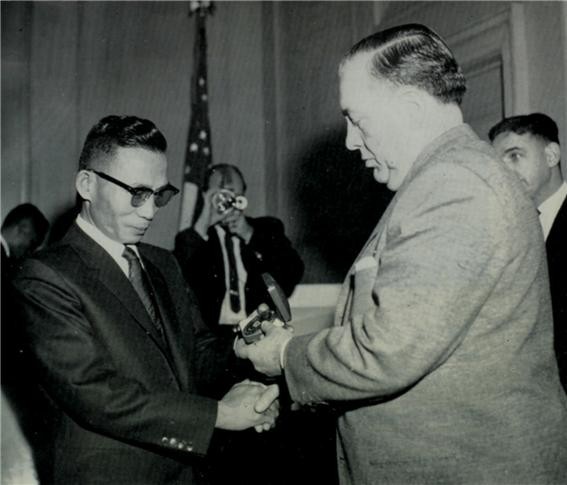 ▲ 시카고 명예시민증과 기념품을 받는 박 의장 (1961.11.13일)ⓒ소장자 이현표.