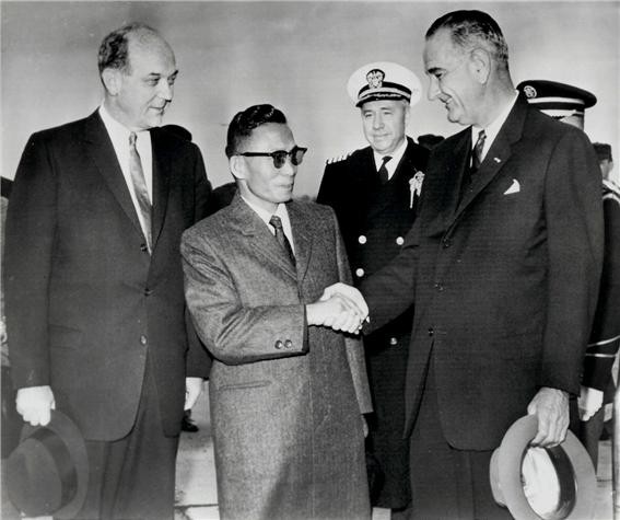 ▲ 왼쪽부터 러스크 장관, 박 의장, 렘니처 대장, 존슨 부통령 (1961.11.13일)ⓒ소장자 이현표.
