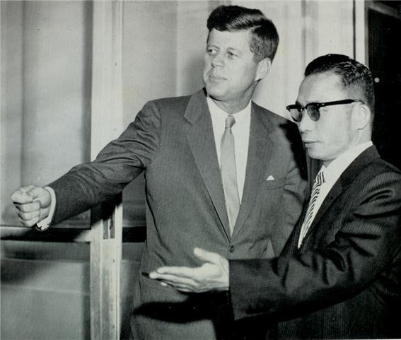 ▲ 케네디 대통령과 첫 대면하는 박정희 의장 (1961.11.14일)ⓒ소장자 이현표.