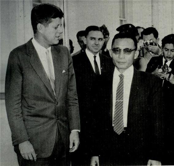 ▲ 오찬장으로 향하는 케네디 대통령과 박 의장 (1961.11.14일)ⓒ소장자 이현표.