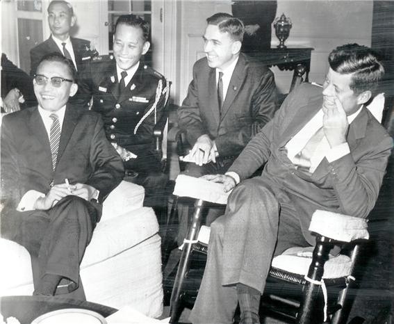 ▲ 정상회담 후 환담하는 박정희 의장과 케네디 대통령 (1964.11.14일) ⓒ소장자 이현표.