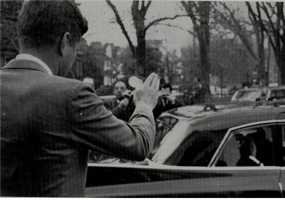 ▲ 제1차 정상회담 후 박 의장을 전송하는 케네디 대통령 (1961.11.14일)ⓒ소장자 이현표.