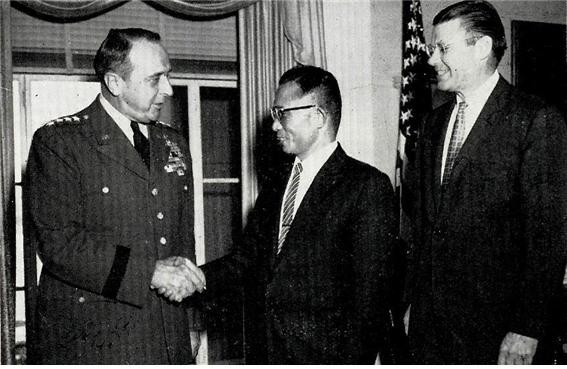 ▲ 왼쪽부터 렘니처 의장, 박 의장, 맥나마라 국방장관 (1961.11.15일)ⓒ소장자 이현표.