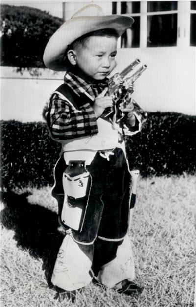 ▲ 재클린 여사가 선물한 카우보이 옷을 입은 지만 군 (1961.12.22일)ⓒ소장자 이현표.