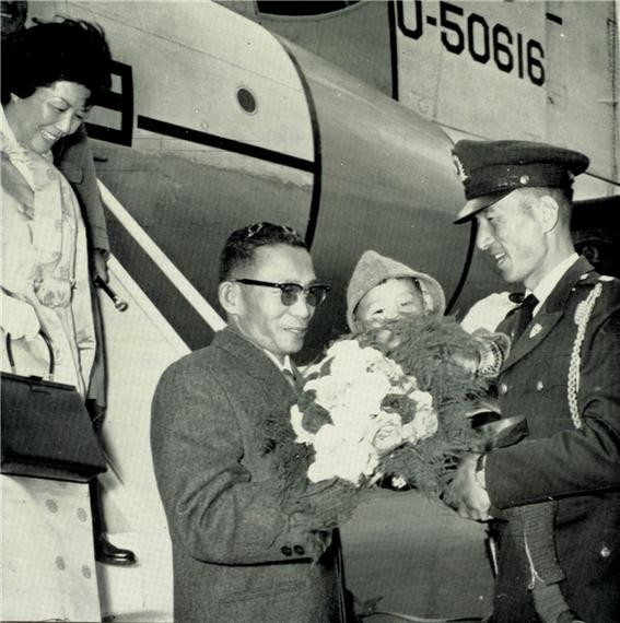 ▲ 공항에서 지만 군을 안고 있는 박 의장과 육영수 여사 (1961.11.24일)ⓒ소장자 이현표.