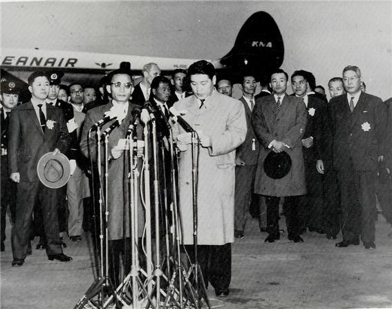 ▲ 하네다 공항에서 박 의장과 이케다(맨 오른쪽) 총리 (1961.11.11일)ⓒ소장자 이현표.