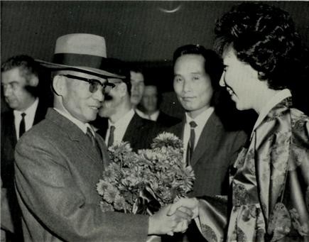 ▲ 시애틀 공항에서 꽃다발을 받는 박 의장 (1961.11.12일)ⓒ소장자 이현표.