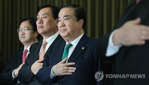 ▲ 민주통합당 문희상 비상대책위원장과 박기춘 원내대표, 우원식 원내부대표가 24일 오전 국회에서 열린 의원총회에서 국기에 대한 경례를 하고 있다. 2013.1.24 ⓒ 연합뉴스