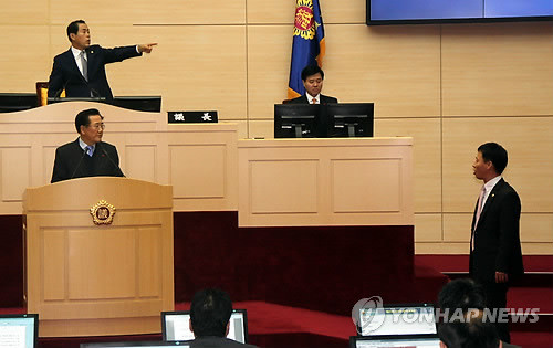 ▲ 전남도의회 안주용(아래 오른쪽·통합진보당·비례) 의원이 23일 도의회 본회의장에서 박준영 전남지사에게 물컵을 집어던지고 난 뒤 적반하장 격으로 항의하고 있다. ⓒ연합뉴스