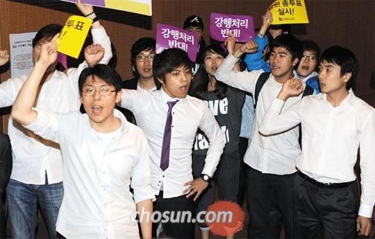▲ 통합진보당 5.12 구타사건에 참여한 청년들이 심상정-유시민-조준호 공동대표를 비판하고 있는 모습. ⓒ조선닷컴