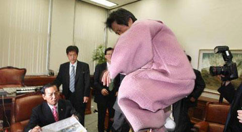 ▲ 화제의 강기갑 민주노동당 대표 '공중부양' 장면 ⓒ 연합뉴스