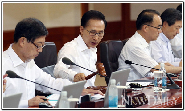 ▲ 국무회의를 주재 중인 이명박 대통령 ⓒ 자료사진