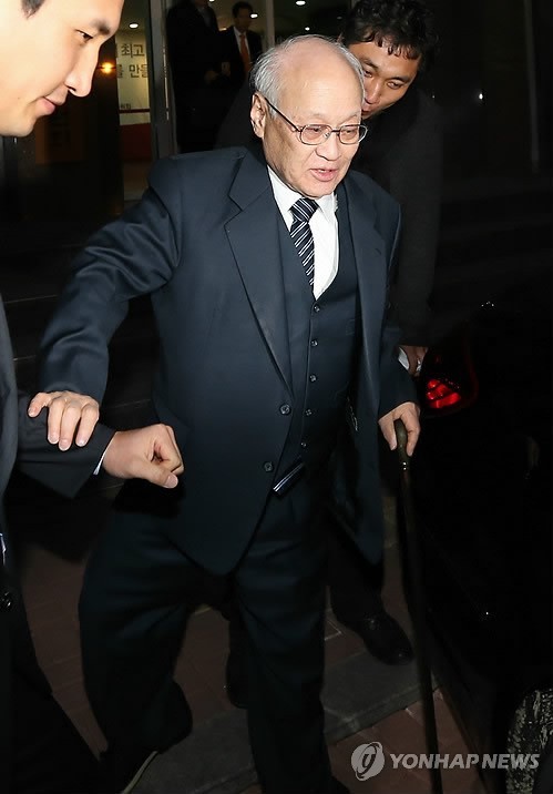 ▲ 국무총리 후보자인 김용준 인수위원장이 27일 오후 서울 삼청동 대통령직인수위원회를 나서고 있다. 2013.1.27 ⓒ 연합뉴스