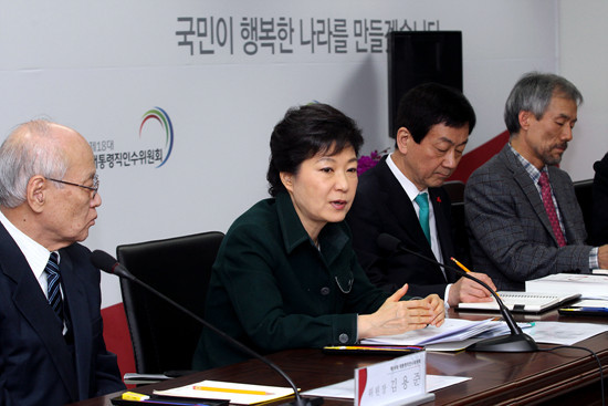 ▲ 박근혜 대통령 당선인이 27일 오후 서울 삼청동 대통령직인수위원회에서 경제2분과 국정과제토론회에서 모두발언을 하고 있다. ⓒ 인수위원회