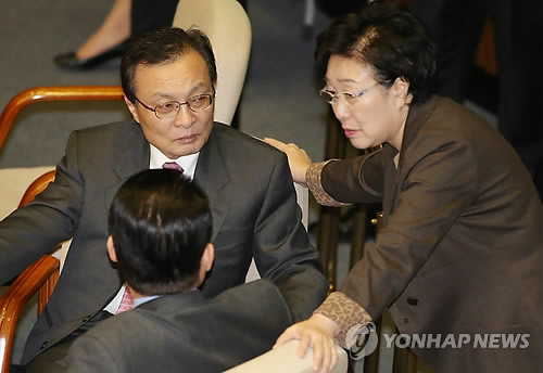 ▲ 민주통합당 친노계의 핵심인 이해찬-한명숙 전 대표가 박지원 전 원내대표와 대화하는 모습. ⓒ연합뉴스