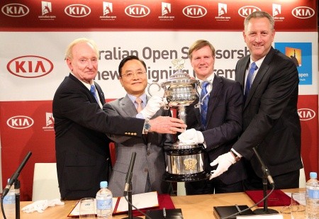 ▲ ⓒ왼쪽부터 호주출신 전 테니스 선수 로드 레이버, 오태현 기아차 해외영업본부 본부장, 스티븐 힐리 호주오픈조직위원장, 스티브 우드 호주오픈조직위원회 CEO.