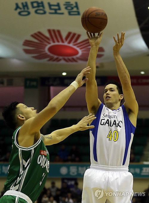 ▲ 지난해 말 원주치악체육관에서 열린 프로농구 원주 동부와 서울 삼성의 경기에서 삼성 이동준(오른쪽)이 이승준의 수비를 피해 슛을 하고 있다.  ⓒ 연합뉴스