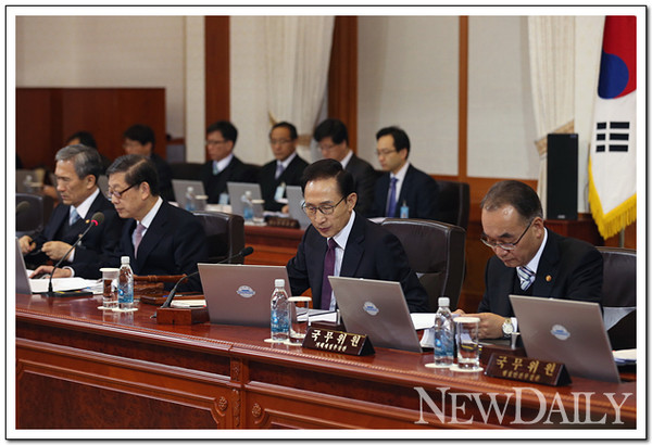 ▲ 논란을 빚던 설특사가 결국 강행됐다. 이명박 대통령이 29일 청와대에서 국무회의를 주재하는 모습 ⓒ 뉴데일리