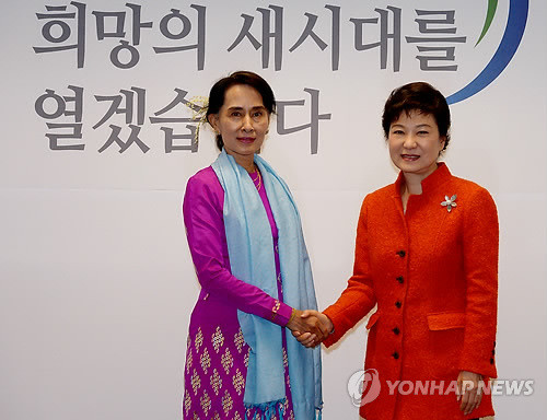 ▲ 박근혜(오른쪽) 당선인이 29일 오후 서울 종로구 통의동 집무실에서 미얀마 민주화 운동의 지도자인 아웅산 수치 여사와 악수하고 있다. ⓒ 연합뉴스