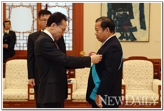 ▲ 이명박 대통령이 30일 청와대에서 니카이 토시히로 일본여행업협회 회장을 만나 금탑산업훈장을 수여하고 있다. ⓒ 뉴데일리