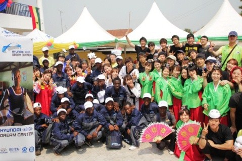 ▲ ⓒ현대·코이카 드림센터 학생들과 해피무브 글로벌 청년봉사단이 개교식 축하 합동 공연을 마치고 기념촬영을 하고 있다.