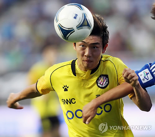 ▲ 국내 신구 축구스타를 대변하는 윤석영과 박지성의 희비가 엇갈리고 있어 주목된다. 사진은 윤석영 선수의 경기 장면. ⓒ 연합뉴스
