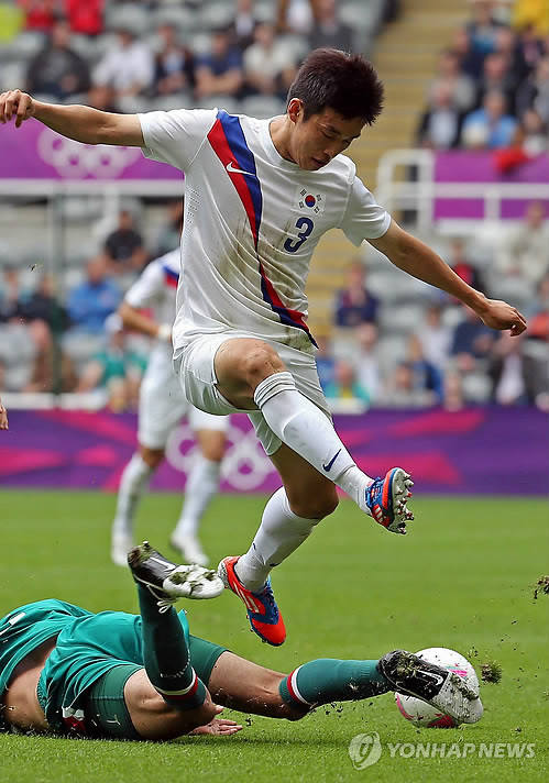 ▲ 국내 신구 축구스타를 대변하는 윤석영과 박지성의 희비가 엇갈리고 있어 주목된다. 사진은 윤석영 선수의 경기 장면. ⓒ 연합뉴스