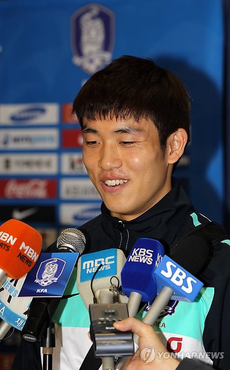 ▲ 국내 신구 축구스타를 대변하는 윤석영과 박지성의 희비가 엇갈리고 있어 주목된다. 사진은 윤석영 선수의 경기 장면. ⓒ 연합뉴스