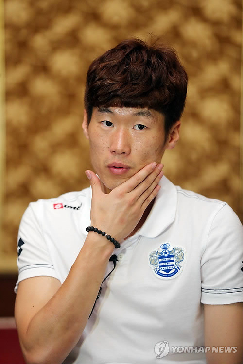 ▲ 국내 신구 축구스타를 대변하는 윤석영과 박지성의 희비가 엇갈리고 있어 주목된다. 사진은 윤석영 선수의 경기 장면. ⓒ 연합뉴스