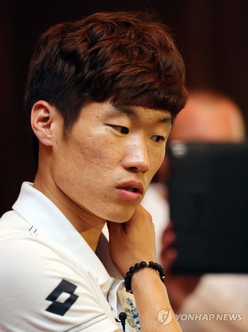 ▲ 국내 신구 축구스타를 대변하는 윤석영과 박지성의 희비가 엇갈리고 있어 주목된다. 사진은 윤석영 선수의 경기 장면. ⓒ 연합뉴스