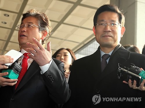 ▲ 남북 정상의 비공개 대화록이 있다고 주장해 민주통합당에 의해 고발된 새누리당 이철우 원내대변인(왼쪽)과 박선규 인수위 대변인이 31일 오전 서울 서초구 서초동 서울중앙지검에서 조사를 받기 위해 출석하며 취재진의 질문에 답하고 있다.  ⓒ 연합뉴스