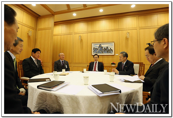 ▲ 이명박 대통령이 31일 오전 청와대에서 외교안보장관회의를 열고 북한의 추가 핵실험에 대한 대응과 제대 수의를 논의했다. ⓒ 뉴데일리
