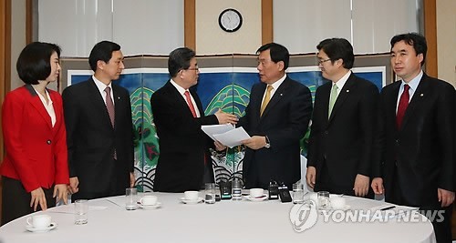 ▲ 새누리당 이한구 원내대표와 민주통합당 박기춘 원내대표가 31일 오전 국회 귀빈식당에서 쌍용차 문제 해결을 위한 협의체 구성에 관한 이견을 해소하고 2월 임시국회를 열기로 합의한 뒤 서명한 합의문을 교환하고 있다. 왼쪽부터 새누리당 신의진 원내대변인 김기현 원내수석부대표 이한구 원내대표, 민주통합당 박기춘 원내대표 우원식 원내수석부대표 윤관석 원내대변인. ⓒ 연합뉴스