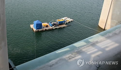 ▲ 경북 상주와 의성 사이 낙동강에 놓인 낙단보에서 물받이공 균열이 발생해 공사 관계자가 배에 자재를 싣고서 보수공사를 벌이고 있다. ⓒ연합뉴스