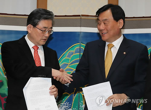 ▲ 새누리당 이한구 원내대표(왼쪽)와 민주통합당 박기춘 원내대표가 31일 오전 국회 귀빈식당에서 쌍용차 협의체를 구성하고 2월 임시국회를 열기로 합의한 뒤 악수를 하고 있다. ⓒ연합뉴스