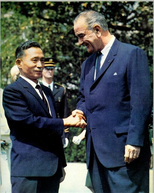 백악관에 도착하여 존슨의 환영을 받는 박 대통령 (1965.5.17일)ⓒ소장자 이현표.