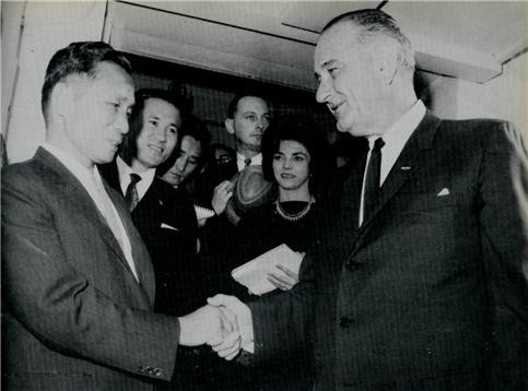 제2차 정상회담 후 악수하는 두 정상 (1965.518일)ⓒ소장자 이현표.
