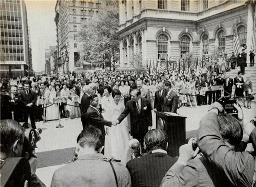 뉴욕시청 앞 환영식 (1965.5.19일)ⓒ소장자 이현표.