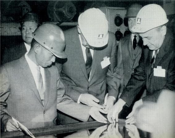 박 대통령, 피츠버그 철강회사 공장 시찰 (1965.5.21일)ⓒ소장자 이현표.