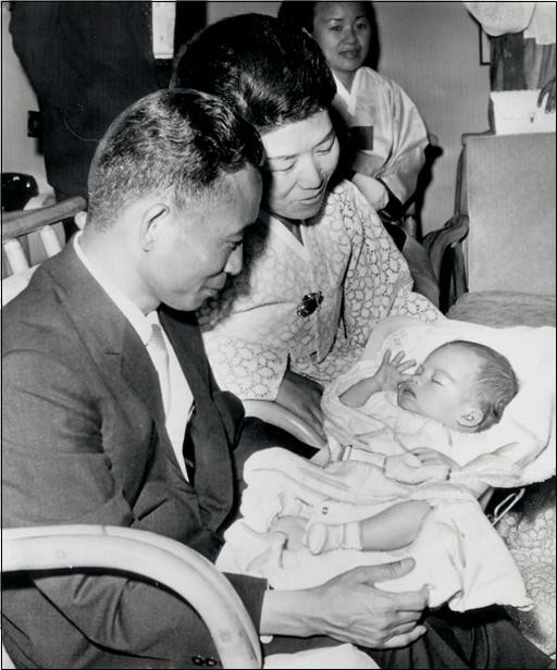 한·미 혼혈아기를 안고 있는 박 대통령 (1965.5.24일)ⓒ소장자 이현표.