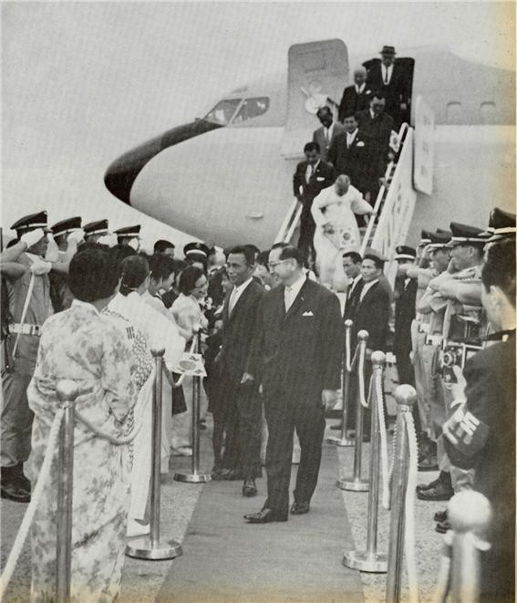 김포공항에 도착하여 환영객에게 답례하는 박 대통령 (1965.5.27일)ⓒ소장자 이현표.