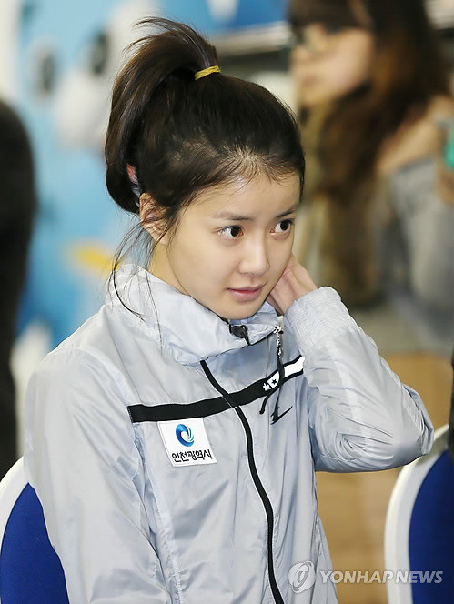 ▲ 배우 이시영이 31일 오전 인천시 남동구 인천시청에서 열린 인천시청 복싱부 입단식에서 많은 기자들의 관심에 머리를 만지며 부끄러워하고 있다. 이날 배우 이시영은 인천시청 복싱팀에 공식 입단했다.